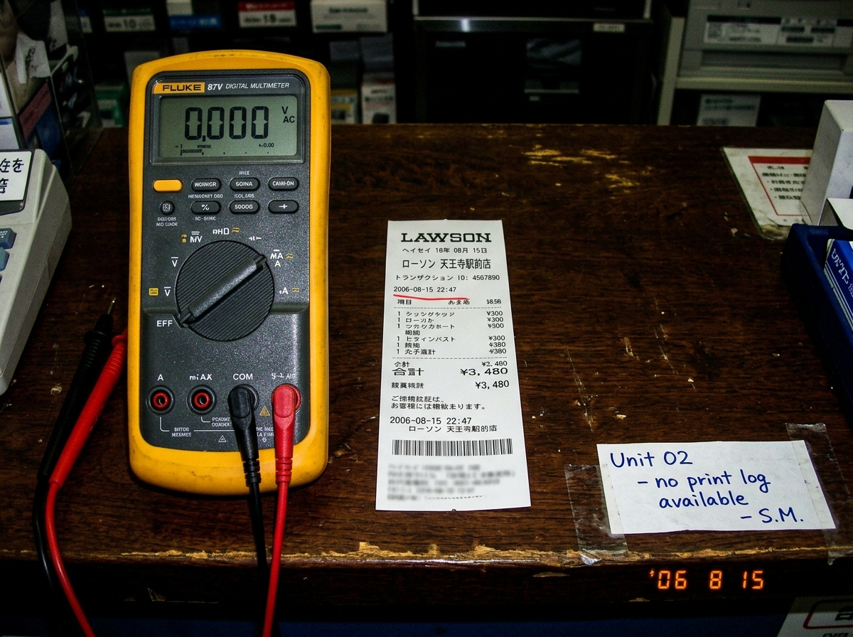 A cropped close-up of a Fluke 87V multimeter next to a thermal receipt from a Japanese kiosk. The receipt shows a timestamp reading 2006-08-15 22:47 and the multimeter is placed beside it for scale. A handwritten note in the corner reads 'Unit 02 - no print log available - S.M.' in blue ballpoint pe